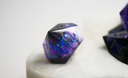 dé 10 poncé et poli violet et noir avec un coeur brillant holographique bleu