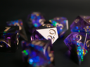 Ensemble de 8 dés pour jeux de rôle violets et noirs avec un coeur brillant holographique bleu, et des chiffres peints en argent froid, night court